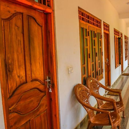 French Garden Eagle Wings Inn Uppuveli Esterno foto